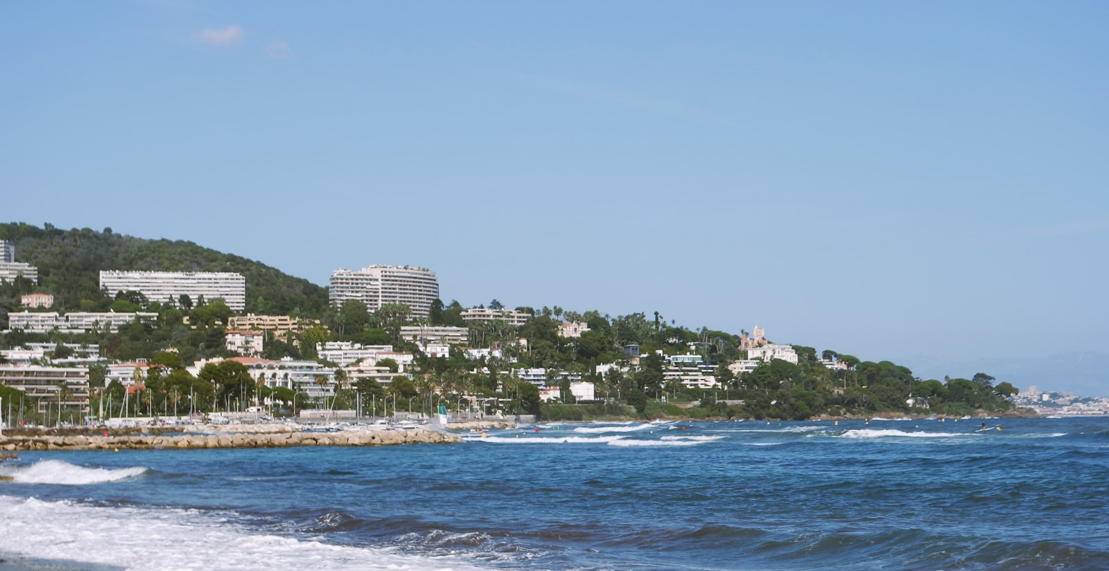 Cannes et sa baie au soleil
