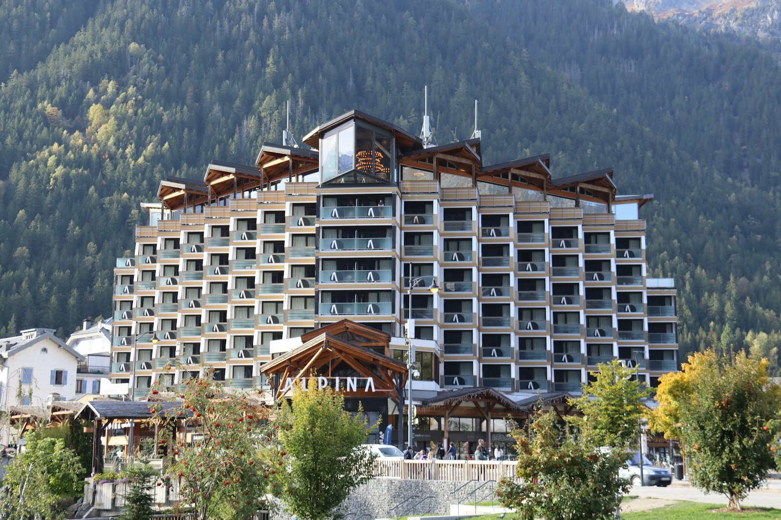 Hôtel contemporain face aux montagnes